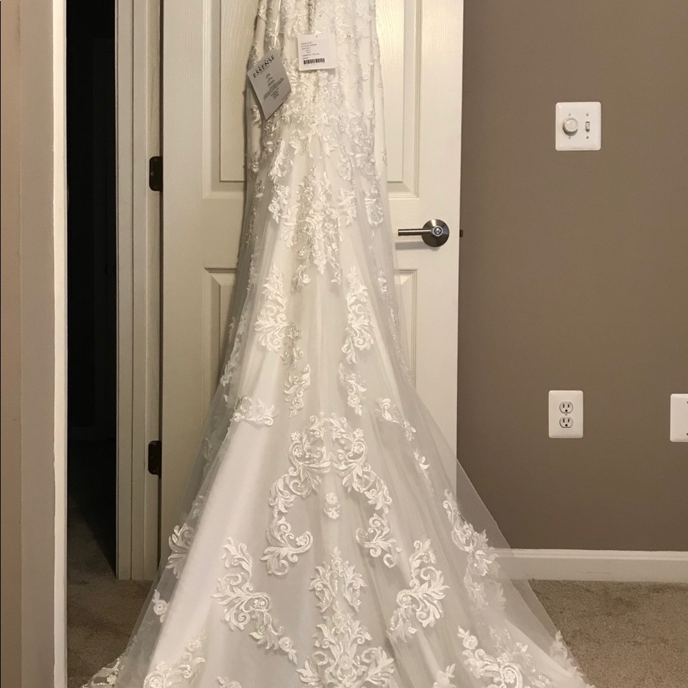 Brand new never worn or altered wedding dress!